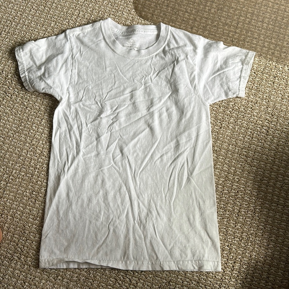 White fruit of loom t-shirt